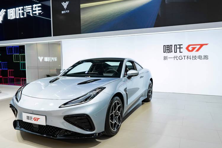 广州288哪吒汽车在智能汽车领域的表现，领途汽车在新能源汽车市场中的影响力